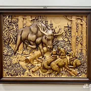 Резная картина «Гон на лося» 60×46 см — оригинальный подарок — фотография 1