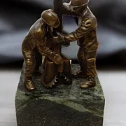 Статуэтка «Нефтяники» в подарок — фотография 1