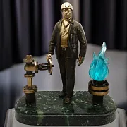 На память: Бронзовый сувенир «Работник газовой промышленности» — фотография 1