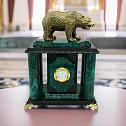 Подарочные интерьерные часы «Медведь» из змеевика — фотография 1