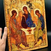 Подарочная икона Святая Троица. 36*30 с подставкой — фотография 1