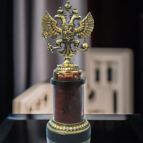 На память: Бронзовая композиция «Герб Российский» (колонна с яшмой и долеритом)