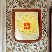 Плакетка «Герб России» из латуни и дерева — оригинальный подарок — фотография 1