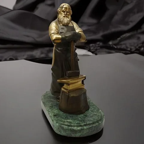 Подарочная бронзовая статуэтка «Кузнец» на змеевике