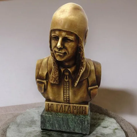На память: Бронзовый бюст «Гагарин»