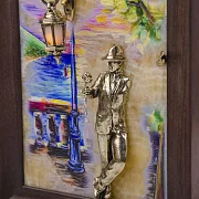 На память: Бронзовая картина «Парень с розой. Набережная. Парусники» с подсветкой — фотография 6