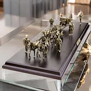 На память: Диорама «Советская дивизионная артиллерия» из бронзы и ясеня, 1:35 — фотография 1