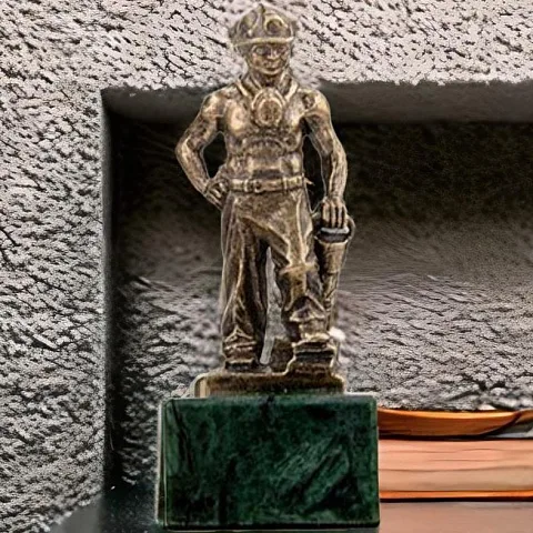 Бронзовая статуэтка «Шахтёр с отбойным молотком» на подставке — необычный подарок