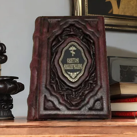 Святое Евангелие — книга в кожаном переплёте в подарок