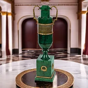 Ваза «Амфора» из малахита и яшмы в подарок — фотография 1