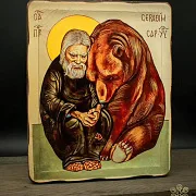 Икона деревянная "Серафим Саровский с медведем" — оригинальный подарок — фотография 4