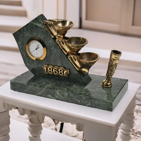 Настольные часы «Прииск» из бронзы и змеевика — оригинальный подарок