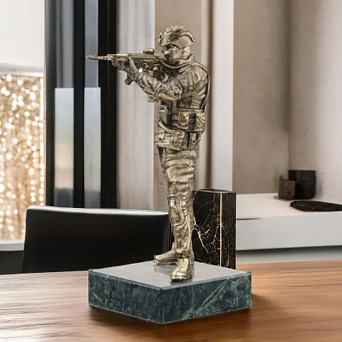 На память: Статуэтка «Спецназовец» из бронзы