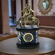 Каминные часы «Георгий Победоносец» из содалита и долерита — оригинальный подарок — фотография 1
