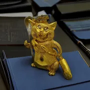 Бронзовая фигурка «Кот-повар» с позолотой — необычный подарок — фотография 1