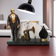 Бронзовый сувенир «Работник нефтяной промышленности» с качалкой — оригинальный подарок — фотография 1