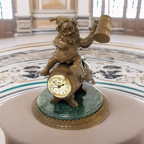 На память: Настольные часы с гномом на пивной бочке