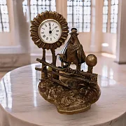 На память: Бронзовые часы с петухом на заборе — фотография 1